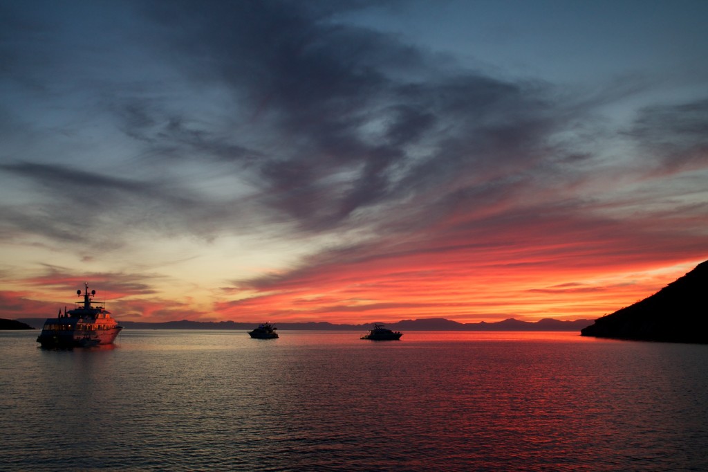 on the horizon line - sailing and traveling and fishing blog in mexico espiritu santo sunset in baja